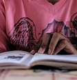 Brasil registra uma das maiores disparidades de nível de leitura entre jovens de baixa e alta renda  Foto: Getty Images / BBC News Brasil