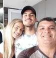 Gabriel Medina mostra troféu ao pai e comemora tricampeonato mundial Reprodução Instagram  Foto: Reprodução Instagram