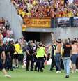 Torcedores invadem o campo para brigar no intervalo do clássico entre Lens e Lille  Foto: Pascal Rossignol/Reuters 