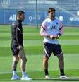 Pochettino ao lado de Messi durante o treino do PSG neste sábado  Foto: Reprodução/@psg.fr