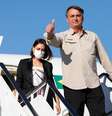 Ao lado de Michelle, Jair Bolsonaro desembarca no Aeroporto Internacional John Fitzgerald Kennedy, em Nova York  Foto: Alan Santos / PR