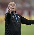 Luiz Felipe Scolari não consegue tirar o Grêmio das últimas posições da tabela do Brasileiro  Foto: Jorge Rodrigues/Agif-Agência de Fotografia / Estadão Conteúdo