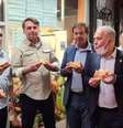Jair Bolsonaro come pizza na rua em Nova York, pois não pode entrar em restaurantes  Foto: Reprodução/Instagram