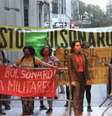 Manifestantes protestam contra o presidente brasileiro Jair Bolsonaro (sem partido) em frente ao Hotel Intercontinental Barclay, em Nova York  Foto: NIYI FOTE/THENEWS2/ESTADÃO CONTEÚDO
