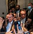 Presidente Jair Bolsonaro conversa com apoiadores do lado de fora do hotel em que se hospedou em Nova York
21/09/2021 REUTERS/Stephen Yang  Foto: Reuters