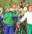 Sob governo de Berdymukhammedov, visto aqui em passeio de bicicleta no ano passado, imagem de nação saudável é peça central da propaganda estatal  Foto: Getty Images / BBC News Brasil
