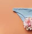 No Brasil, uma estudante a cada quatro faltam à escola quando menstruam  Foto: Divulgação / Alto Astral