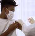 Adolescente toma vacina no braço  Foto: Getty Images / BBC News Brasil