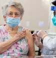 Existem pelo menos quatro fatores que ajudam a explicar a queda de proteção das vacinas entre os mais velhos  Foto: Getty Images / BBC News Brasil