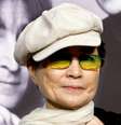 Yoko Ono concede entrevista em frente a retrato de John Lennon em Tóquio
07/10/2005
REUTERS/Toru Hanai  Foto: Reuters
