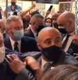 Macron é alvo de ovada em evento na França  Foto: Reprodução / Twitter / Ansa - Brasil