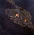 A fotografia da casa intocada com lavas ao redor viralizou na semana passada  Foto: Alfonso Escalero / BBC News Brasil