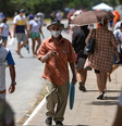 A retomada das atividades econômicas e sociais com segurança depende da vacinação completa, do uso de máscaras e da preferência por lugares abertos  Foto: Getty Images / BBC News Brasil