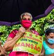 MTST protesta em frente à mansão de Flávio Bolsonaro, em Brasília  Foto: Reprodução/Twitter/@mtst