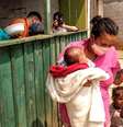 São 19 milhões de brasileiros passando fome, uma em cada três crianças anêmicas e um auxílio emergencial médio que só compra 38% da cesta básica.  Foto: Ednubia Ghisi e Regis Luís Cardoso/Fotos Públicas / BBC News Brasil