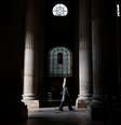 Mulher caminha em igreja de Paris
04/10/2021 REUTERS/Sarah Meyssonnier  Foto: Reuters