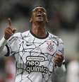 Jô comemora gol do Corinthians em lance contra o Bahia  Foto: Fernando Roberto/UAI Foto / Gazeta Press