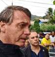 O presidente da República, Jair Bolsonaro, conversando com apoiadores em Guarujá (SP).   Foto: Reprodução/Facebook / Estadão