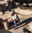 Avshalom Davidesko, da Autoridade de Antiguidades de Israel, examina ânfora encontrada nas escavações  Foto: DW / Deutsche Welle