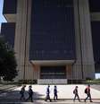 Pessoas passam em frente à sede do Banco Central em Brasília
25/08/2021
REUTERS/Amanda Perobelli  Foto: Reuters
