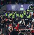Violência nos estádios em alta, como nesse flagrante de policiais em confronto com torcedores húngaros durante partida entre Inglaterra e Hungria pelas eliminatórias para a Copa do Mundo em Wembley
12/10/2021 Action Images via Reuters/Carl Recine  Foto: Reuters