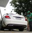 Frentista abastece carro em posto de gasolina no Rio de Janeiro
09/09/2021
REUTERS/Pilar Olivares  Foto: Reuters