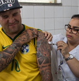 Brasil já ultrapassou EUA na percentagem de cidadãos com a primeira dose da vacina que protege contra a covid-19  Foto: Getty Images / BBC News Brasil