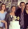 Irene (no centro), Norberto (à esquerda dela) e as três filhas: casal comemoraria 54 anos de união em maio  Foto: Katia Castilho / BBC News Brasil