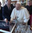 Premiê francês, Jean Castex, entrega camiseta autografada por Lionel Messi ao papa Francisco, no Vaticano
18/10/2021 REUTERS TV/Vatican Media/Divulgação via REUTERS  Foto: Reuters