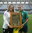 Duda Luizelli e Andressa Alves, homenageada pela marca de cem jogos com a camisa da Seleção Brasileira feminina.  Foto: Gazeta Esportiva