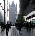 Trabalhadores caminham em direção à Tower Bridge durante a hora do rush matinal, em meio a um relaxamento das restrições à Covid-19 em Londres, Grã-Bretanha, 15 de setembro de 2021. REUTERS/Toby Melville  Foto: Reuters
