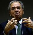 Chamado de 'Posto Ipiranga' por responder sobre o projeto econômico de Bolsonaro, ministro Paulo Guedes se mostrou alinhado com as perspectivas eleitorais do presidente ao apoiar aumento do valor do Auxílio Brasil  Foto: Reuters / BBC News Brasil