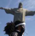 Guarda usa máscara e protetor facial na estátua do Cristo Redentor, no Rio de Janeiro
15/08/2020
REUTERS/Pilar Olivares  Foto: Reuters