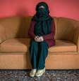 Sana em sua acomodação temporária na Grécia. Ela diz que nunca vai parar de lutar pelos direitos das mulheres no Afeganistão  Foto: BBC News Brasil