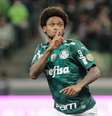 Luiz Adriano fez sinal de silêncio para a torcida após o gol  Foto: Julio Zerbatto/MyPhoto Press / Estadão