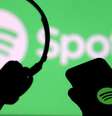 Smartphone e um fone de ouvido são vistos na frente de uma projeção de tela de um logotipo do Spotify, nesta ilustração fotográfica tirada e
01/04/2018
REUTERS/Dado Ruvic  Foto: Reuters