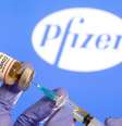 Mulher segura frasco rotulado como de vacina contra Covid-19 em frente ao logo da Pfizer em foto de ilustração
30/10/2020 REUTERS/Dado Ruvic  Foto: Reuters