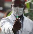 Profissional de saúde mostra frasco de vacina da AstraZeneca contra Covid-19 no Rio de Janeiro
23/01/2021 REUTERS/Ricardo Moraes  Foto: Reuters