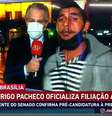O rapaz queria passar seu recado, mas só conseguiu uns segundos de fama na tela da Jovem Pan News  Foto: Reprodução/TV