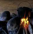 Fogareiro improvisado para cozinhar; em 2019, 1 em cada 5 famílias brasileiras não tinha acesso a botijões de gás  Foto: Getty Images / BBC News Brasil