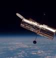 Hubble visto do Ônibus Espacial Discovery, durante a segunda missão de manutenção ao telescópio espacial, em 1997   Foto: Divulgação/NASA / Meio Bit