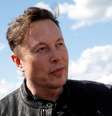Elon Musk, fundador da SpaceX e CEO da Tesla, observa enquanto visita o canteiro de obras da gigafábrica da Tesla em Gruenheide, perto de Berlim, Alemanha.
17/05/2021
REUTERS/Michele Tantussi  Foto: Reuters