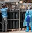 Profissional de saúde passa ao lado de cilindro de oxigênio em hospital de Dacar, no Senegal, durante pandemia de Covid-19
28/07/2021 REUTERS/Zohra Bensemra  Foto: Reuters
