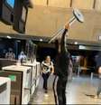 Homem quebrou guichê da Gol em Guarulhos  Foto: Reprodução