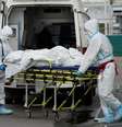 Profissionais de saúde transportam paciente em hospital voltado ao tratamento da Covid-19 em Moscou
13/10/2021 REUTERS/Tatyana Makeyeva  Foto: Reuters