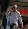 Homem fala ao celular enquanto caminha em frente a uma loja da Vivo, no centro do Rio de Janeiro
20/08/2014
REUTERS/Pilar Olivares  Foto: Reuters