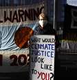 Protesto em frente ao local que sedia a COP26 em Glasgow, na Escócia   Foto: Ewan Bootman/NurPhoto / Reuters