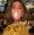 Luciana Gimenez adorou o bolo de chocolate com cobertura dourada  Foto: Divulgação