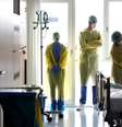 Profissionais de saúde com trajes de proteção em hospital em Darmstadt, na Alemanha, durante pandemia de Covid-19
11/05/2021 REUTERS/Kai Pfaffenbach  Foto: Reuters
