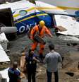 Investigadores do Cenipa recolhem itens de dentro do avião  Foto: Washington Alves / Reuters